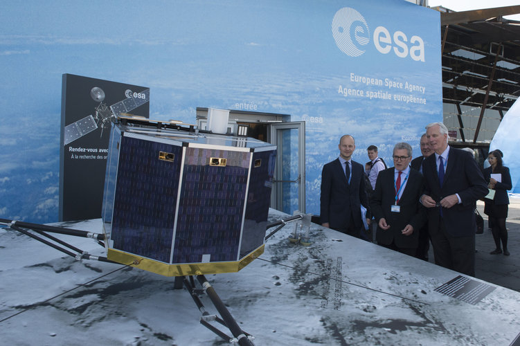 Eric Morel de Westgaver presents to Michel Barnier the ESA pavilion