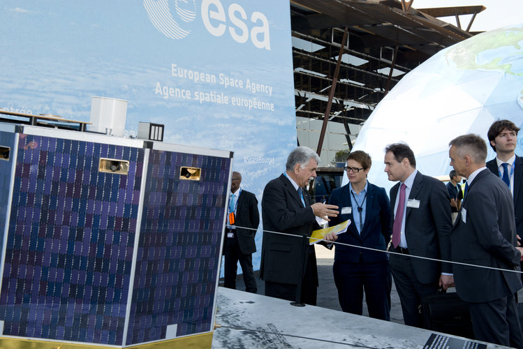 Franco Bonacina presents the ESA pavilion to Fabrice Leggeri