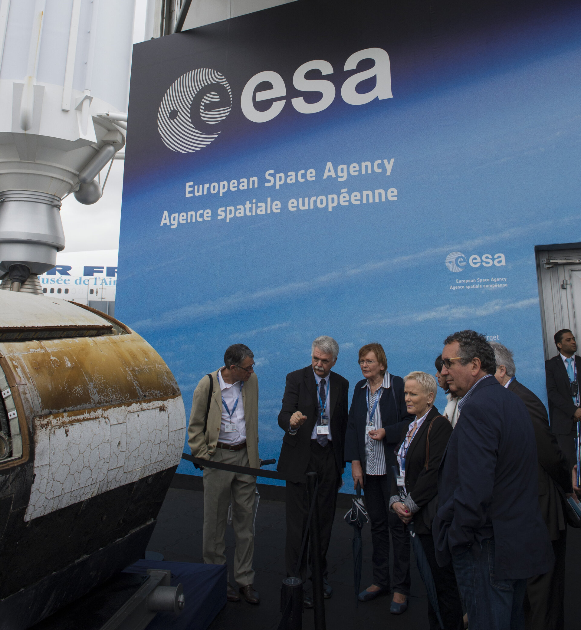 Franco Bonacina presents the ESA pavilion to Marie-George Buffet