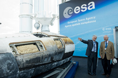 Franco Bonacina presents to Brice Lalonde the ESA pavilion