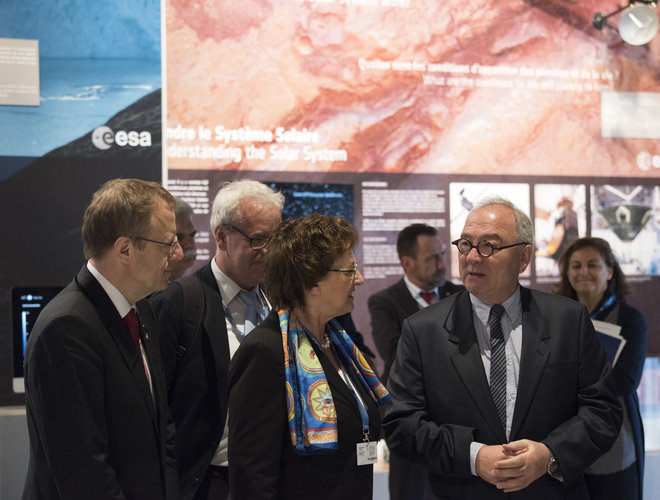  Jean-Jacques Dordain presents to Brigitte Zypries the ESA pavilion