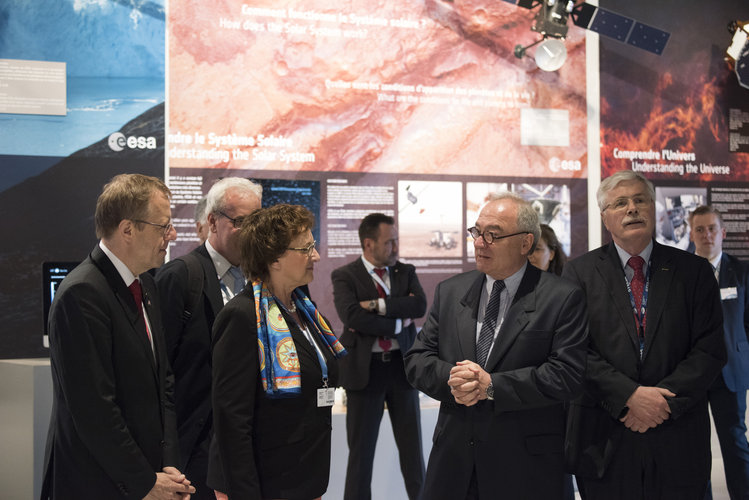  Jean-Jacques Dordain presents to Brigitte Zypries the ESA pavilion