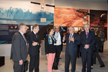  Jean-Jacques Dordain presents to Brigitte Zypries the ESA pavilion
