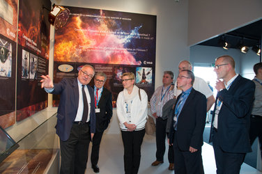 Jean-Jacques Dordain presents to Elke Sleurs the ESA pavilion