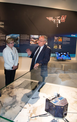 Jean-Jacques Dordain presents to Elke Sleurs the ESA pavilion