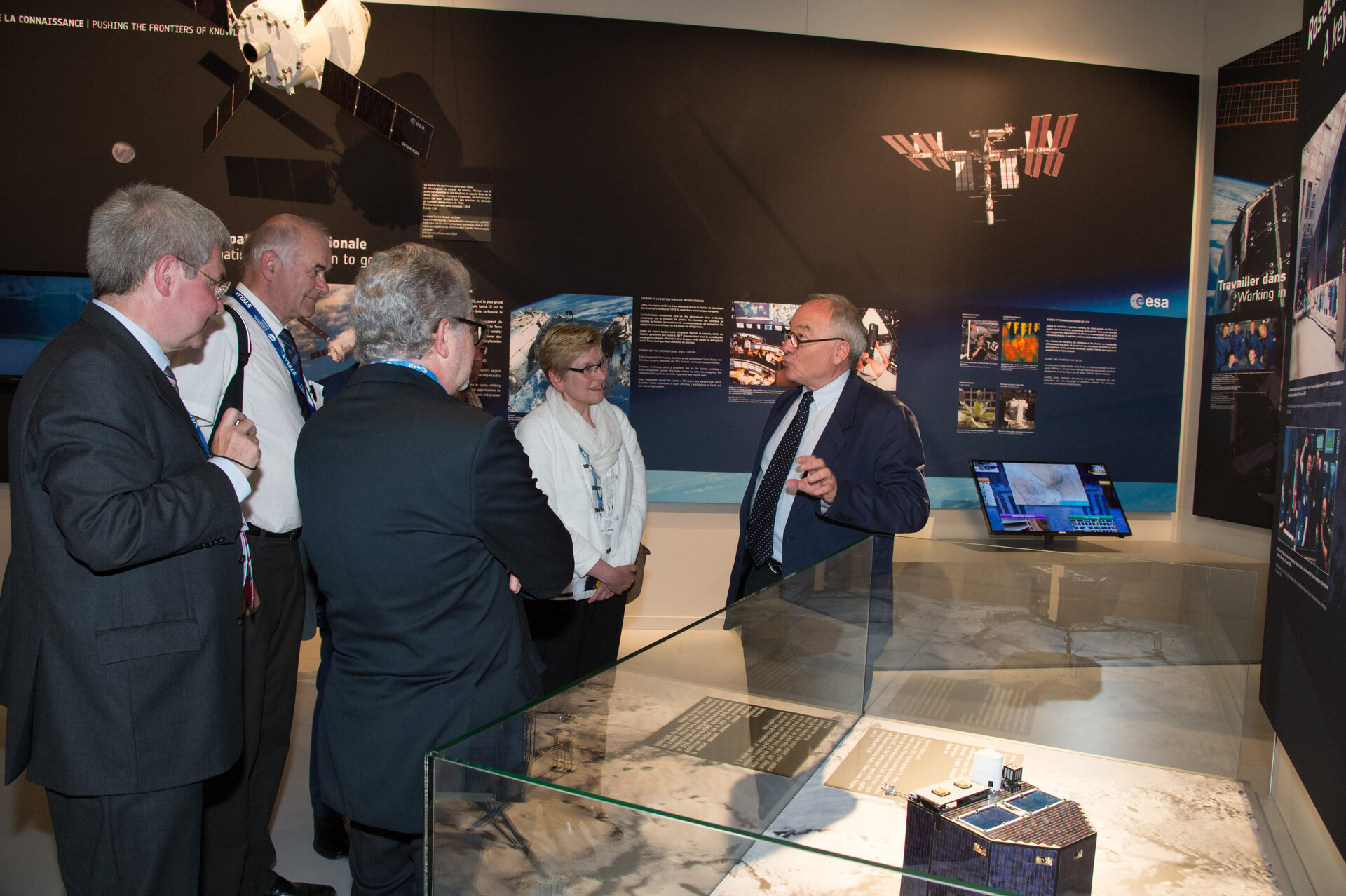 Jean-Jacques Dordain presents to Elke Sleurs the ESA pavilion