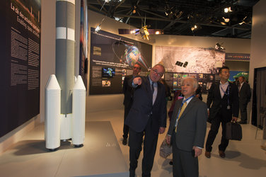 Jean-Jacques Dordain presents to Naoki Okumura the ESA pavilion