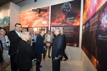 Jean-Jacques Dordain welcomes Marie-George Buffet to the ESA pavilion