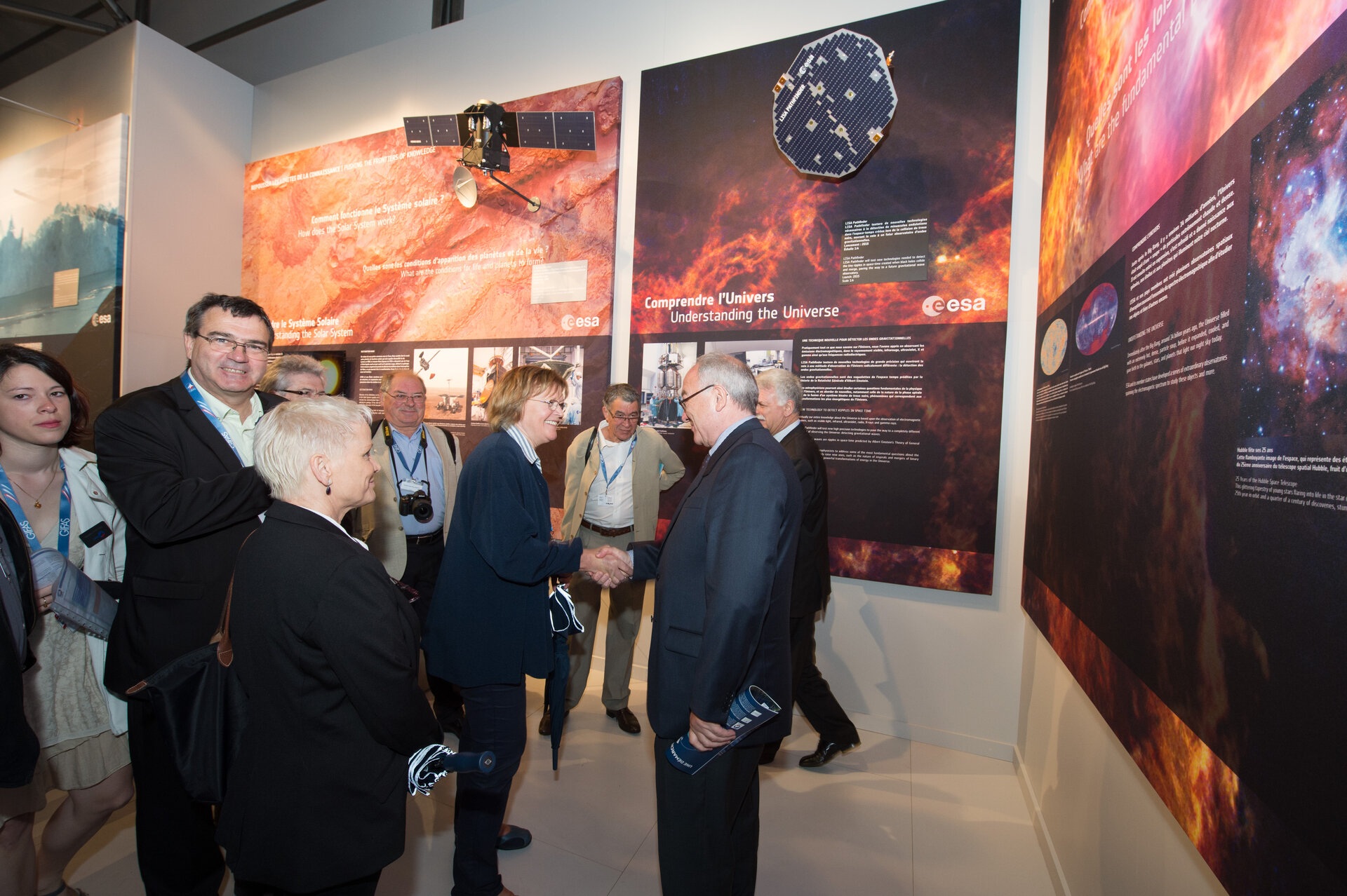 Jean-Jacques Dordain welcomes Marie-George Buffet to the ESA pavilion