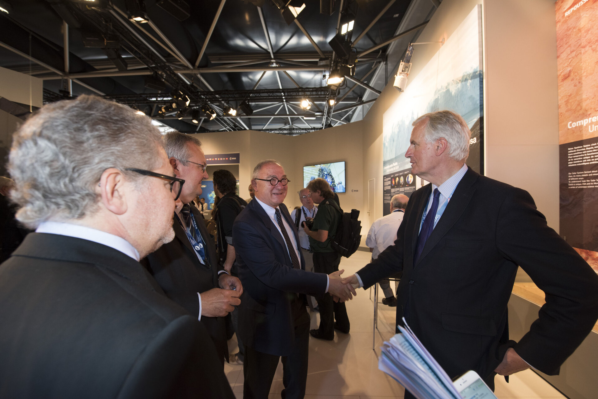 ESA - Jean-Jacques Dordain welcomes Michel Barnier to the ESA pavilion