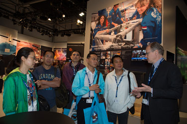 Karl Bergquist presents to Zhang Chi the ESA pavilion