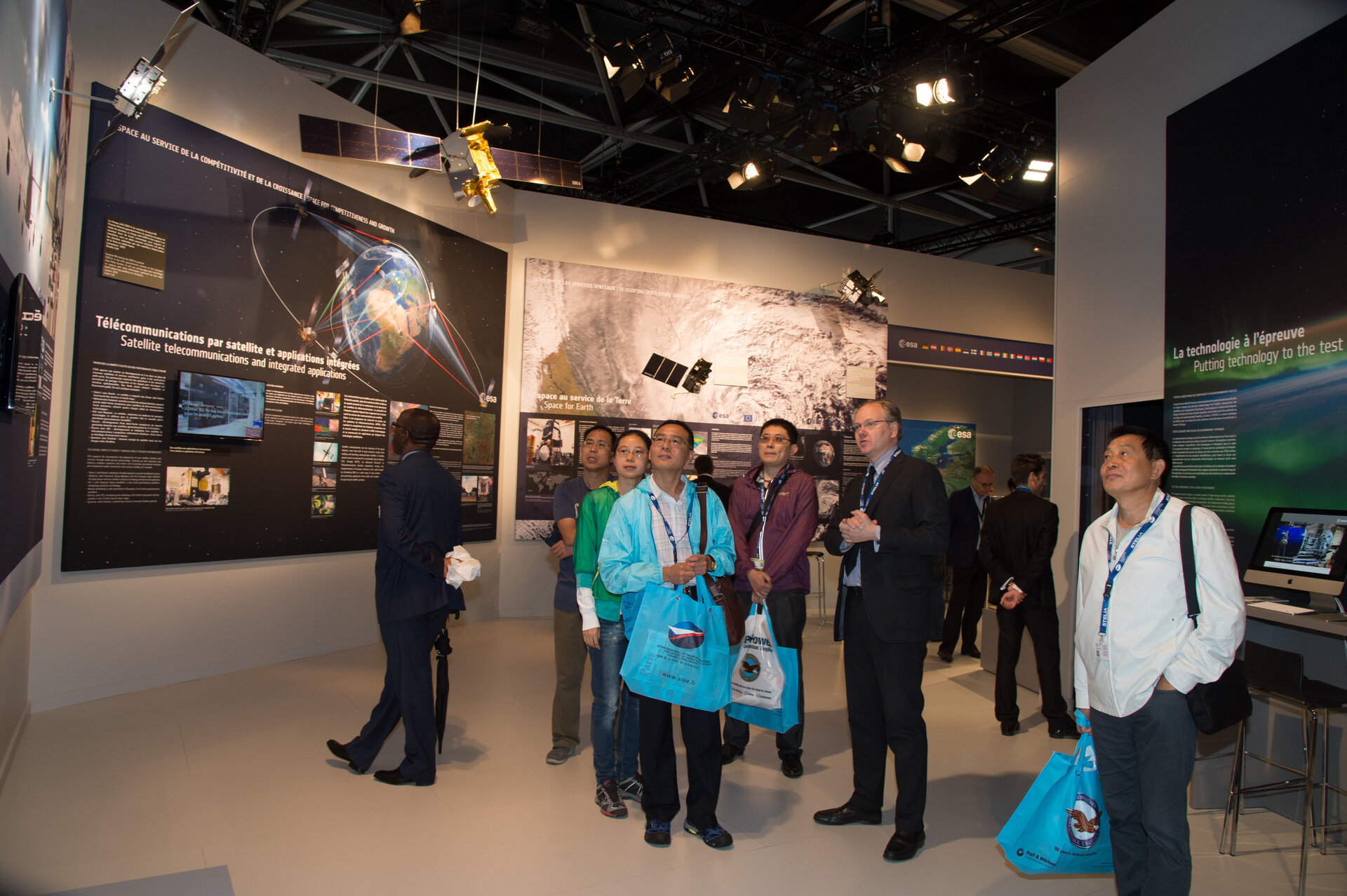 Karl Bergquist presents to Zhang Chi the ESA pavilion