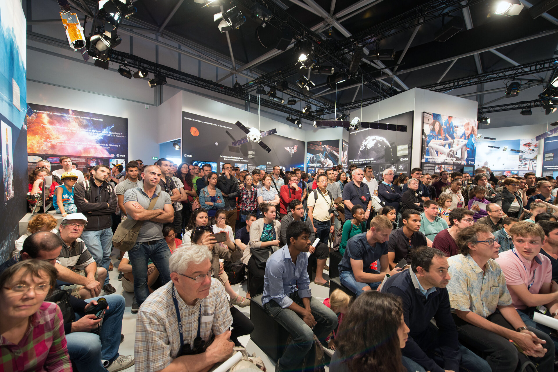 Léopold Eyharts meets the public at the ESA pavilion