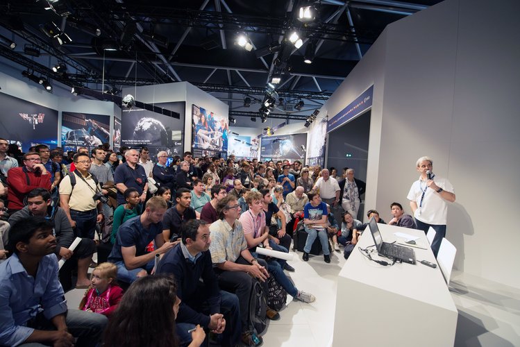 Léopold Eyharts meets the public at the ESA pavilion