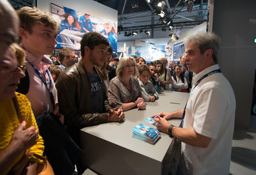 Léopold Eyharts meets the public at the ESA pavilion