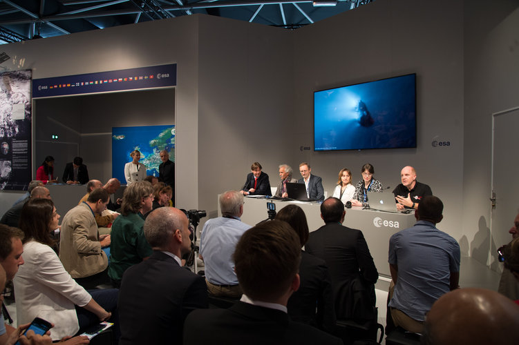 Rosetta briefing at the ESA Pavilion