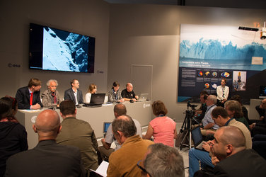 Rosetta briefing at the ESA Pavilion