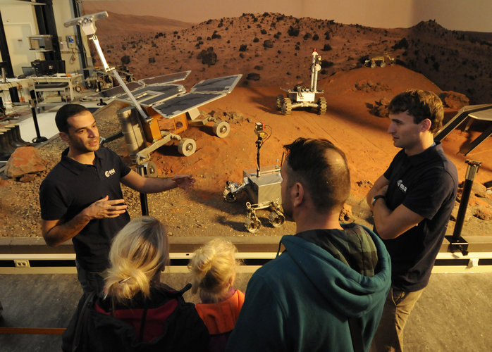 Visitors to ESTEC's Planetary Robotics Lab