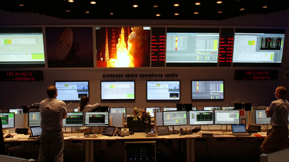 Das Missionskontrollteam verfolgt den Start von MSG-4 im ESOC in Darmstadt