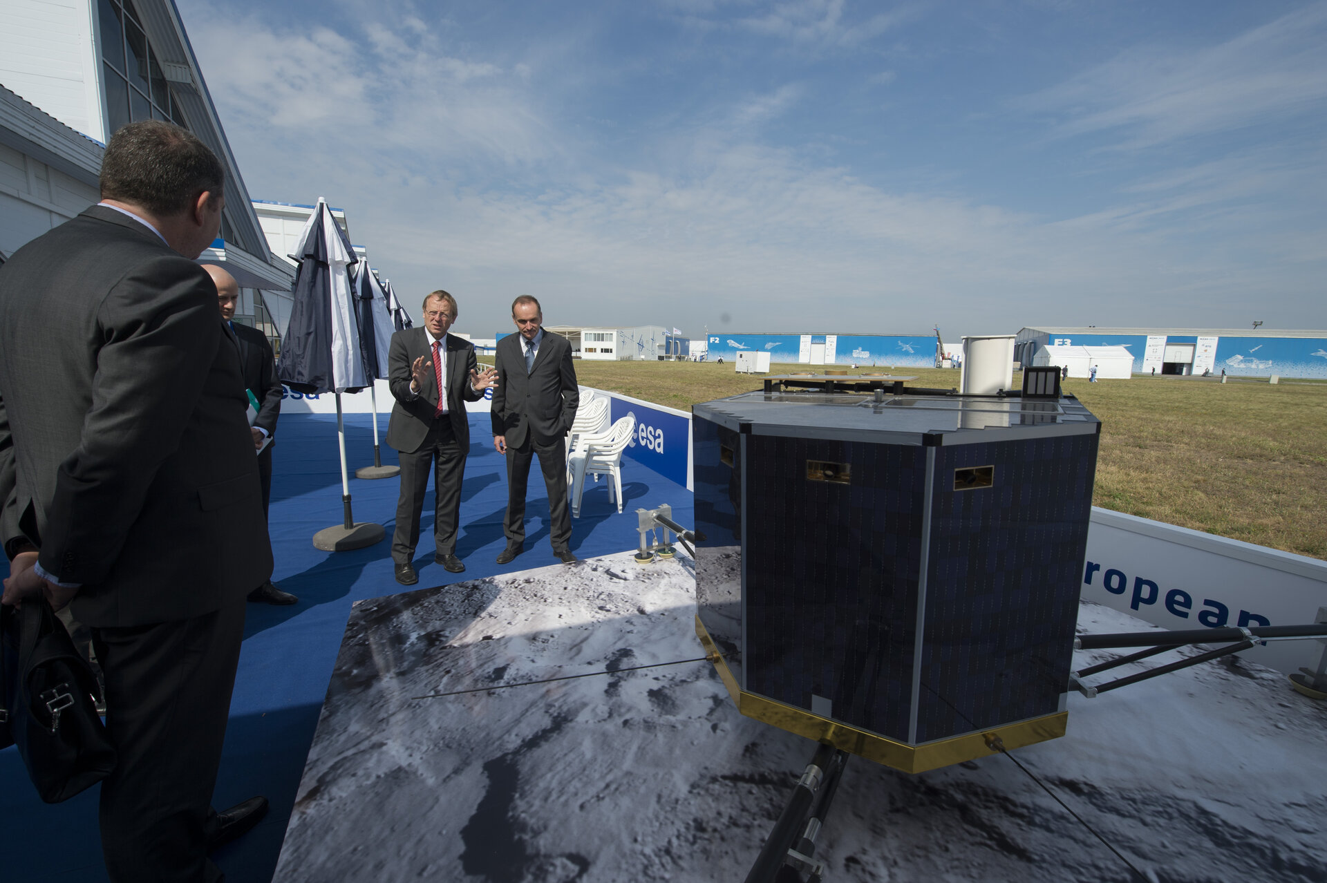 Jan Wörner presents to Pierre Helg the Rosetta mission