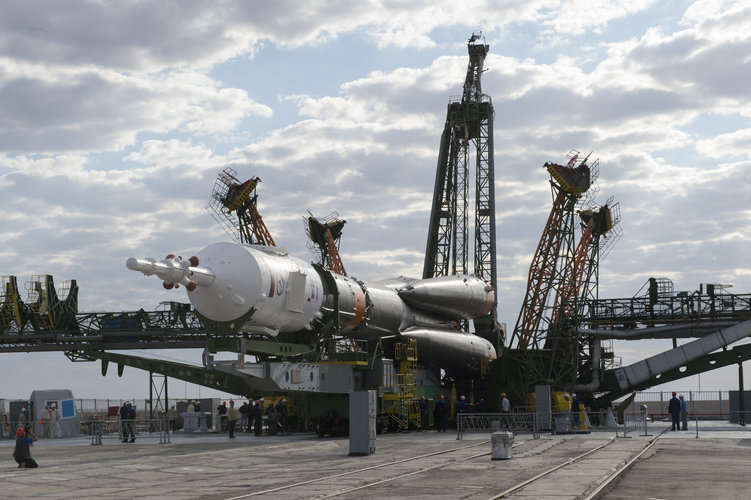 Soyuz TMA-18M spacecraft moved into vertical position