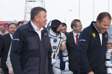 Andreas Mogensen and Jan Wörner walking to the launch pad