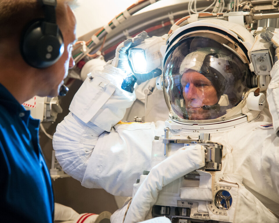 Tim probando un traje espacial de la NASA