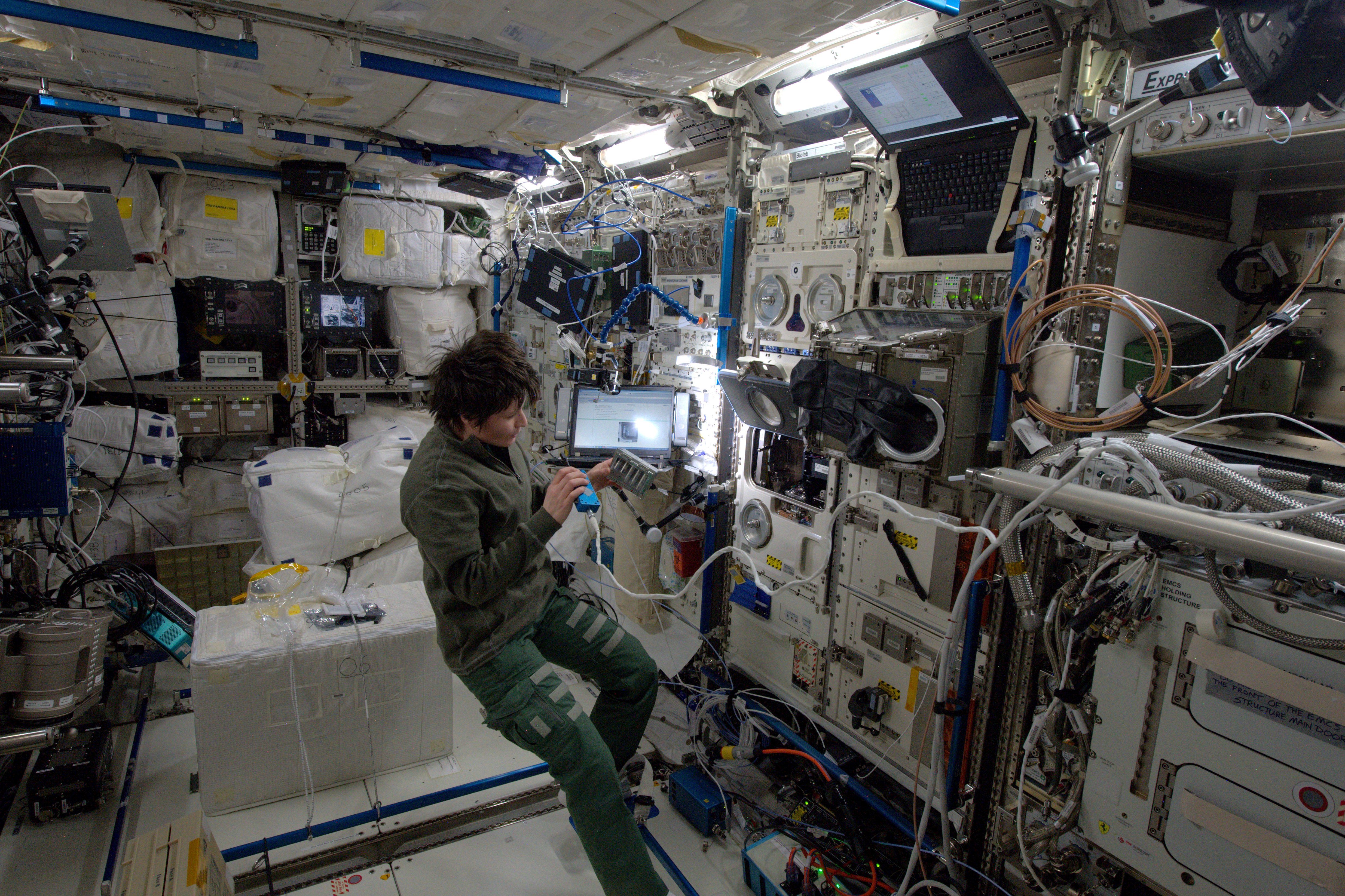 Allow space. Коламбус МКС. Саманта Кристофоретти в скафандре Орлан МКС. Самое тёплое место в космосе. Аккумуляторы тепла в космической сфере.