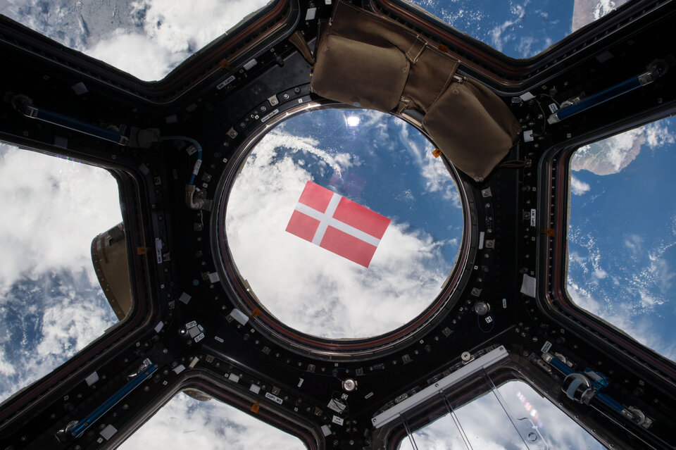 Dánská vlajka ve vesmíru