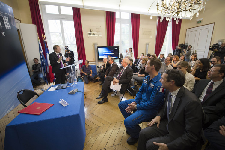 Jan Wörner at the unveiling of Thomas's mission name and logo