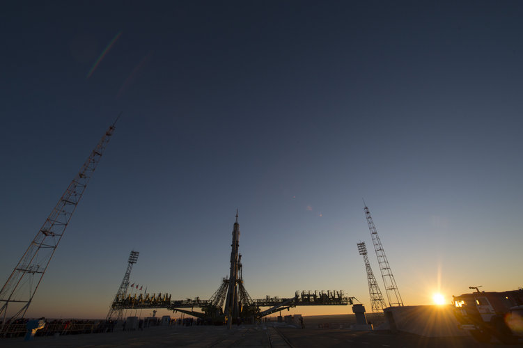 Soyuz TMA-19M spacecraft moved into vertical position