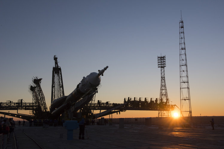 Soyuz TMA-19M spacecraft moved into vertical position