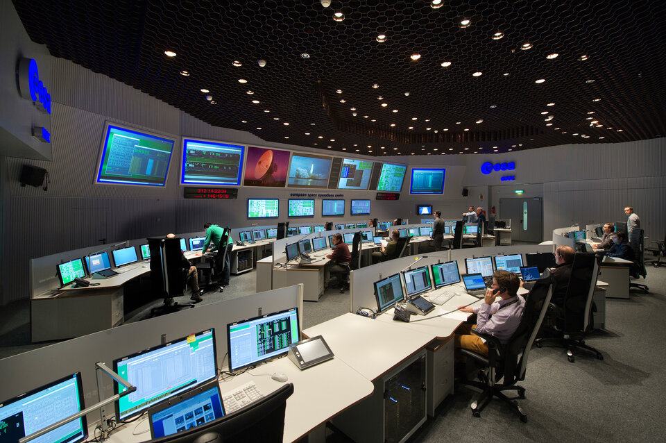 Der Hauptkontrollraum im ESOC heute. Das European Space Operation kann auch im Rahmen von Führungen besucht werden. 
