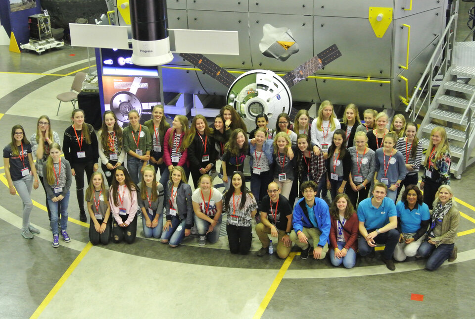 Group photo in the Erasmus High Bay