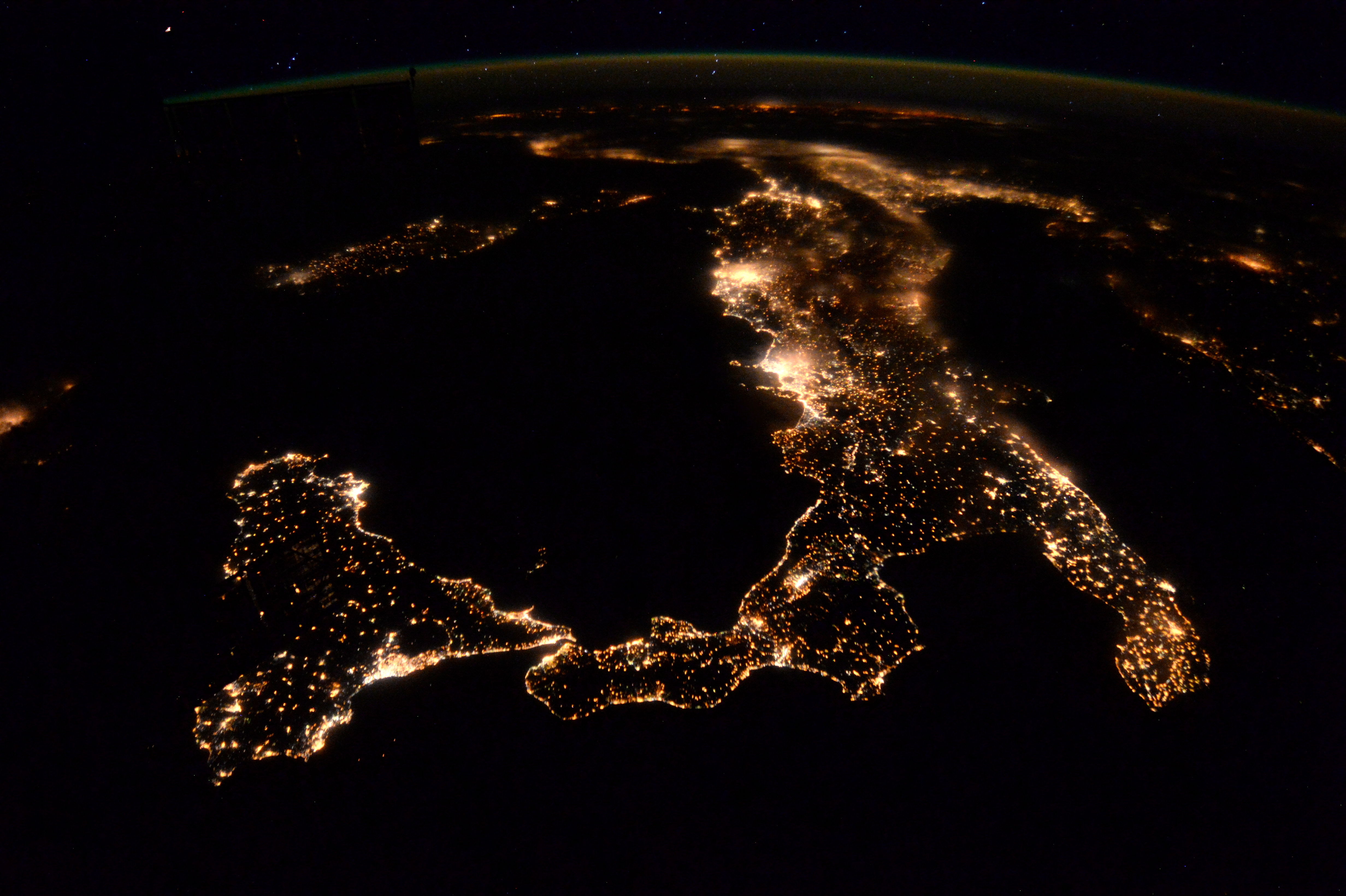 Ночи евразии. Тель Авив из космоса ночью. Москва из космоса ночью. Красивый вид из космоса. Вид земли из космоса.