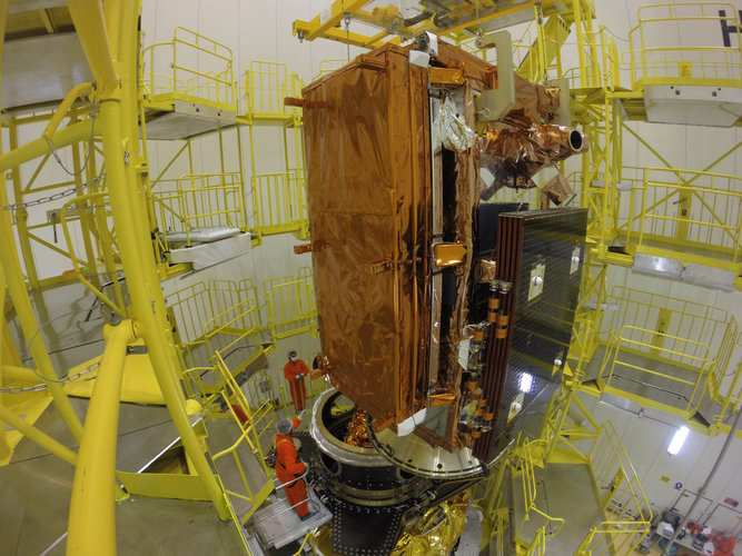 Sentinel-1B satellite lowered onto Fregat upper stage