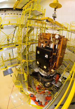 Sentinel-1B satellite lowered onto Fregat upper stage