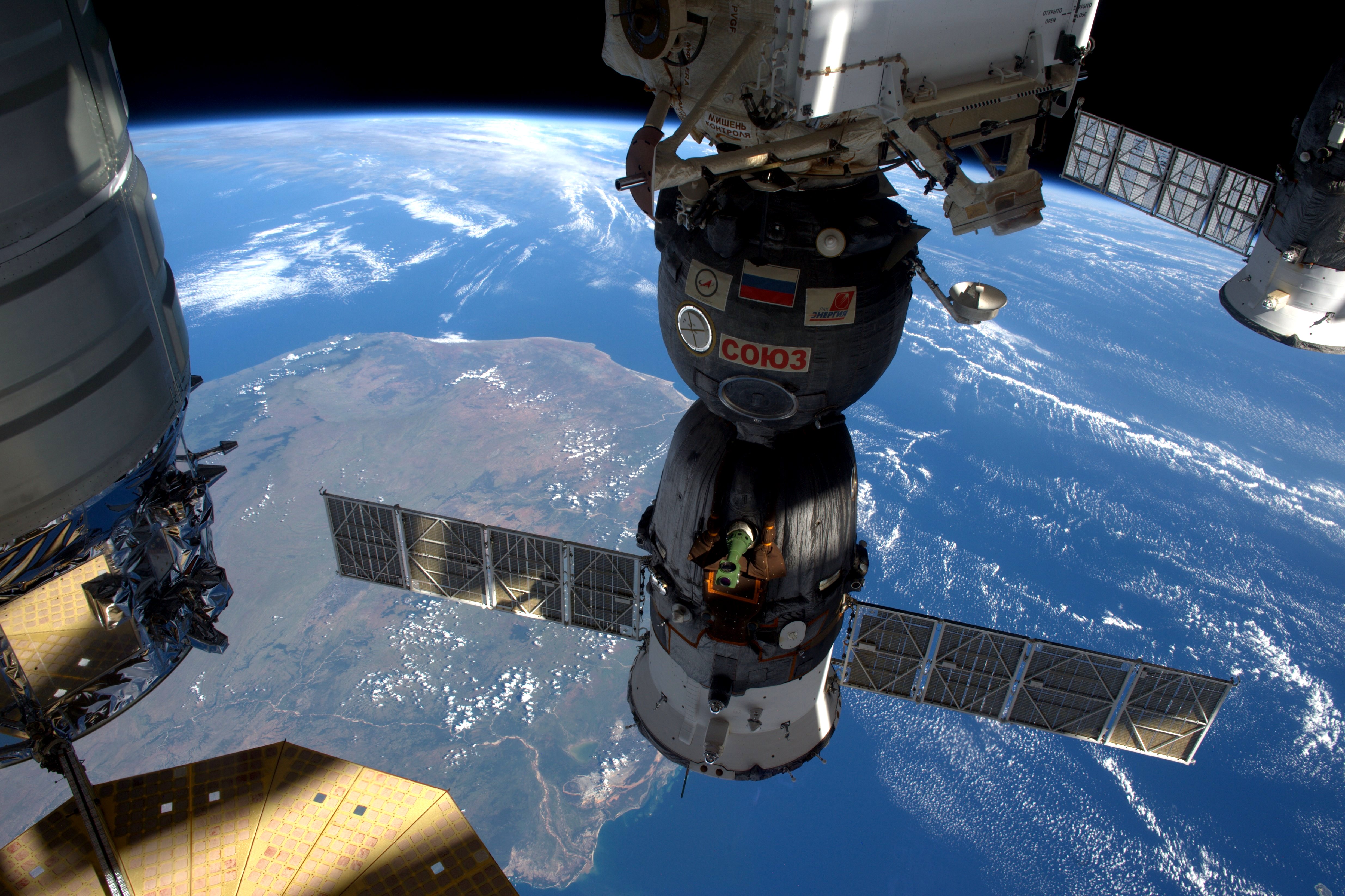 Фото космического корабля в космосе. МКС станция Союз. Корабль Союз МКС. Спутник НАСА станция МКС. Космический корабль «Союз ТМА-21».