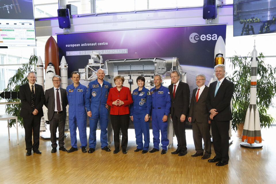 Bundeskanzlerin Angela Merkel und ESA-Astronauten am EAC in Köln