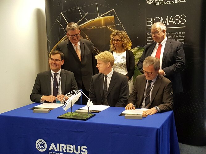 Signature of contract to develop the Biomass satellite