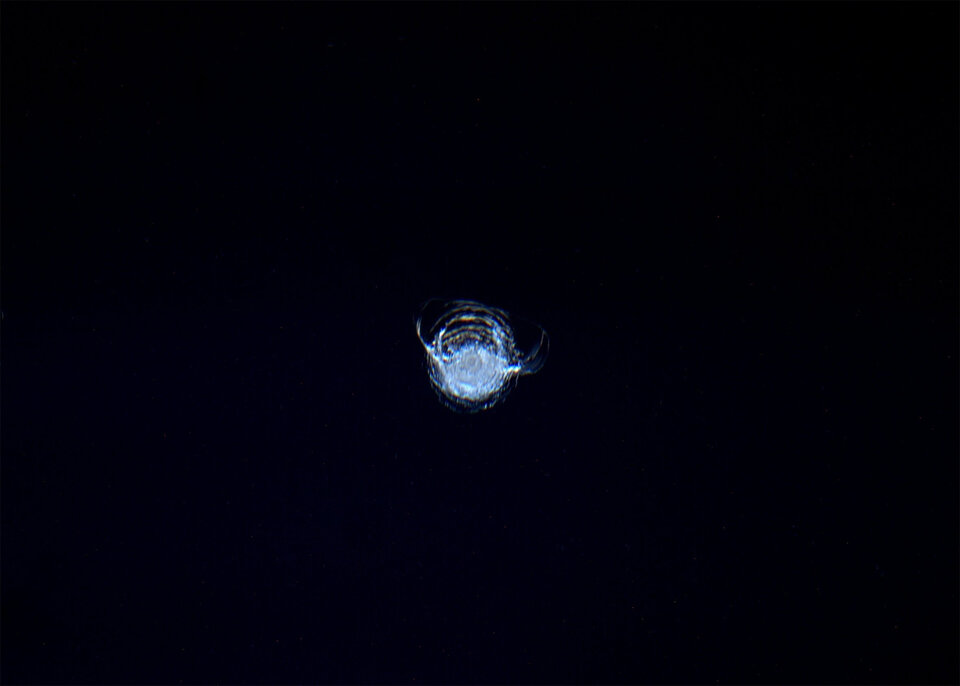 Éclat de 7 mm dans une fenêtre de la coupole panoramique de la Station spatiale internationale. On suppose qu’il s’est formé à la suite de l'impact avec un objet d’une taille estimée à quelques millièmes de millimètres de diamètre.