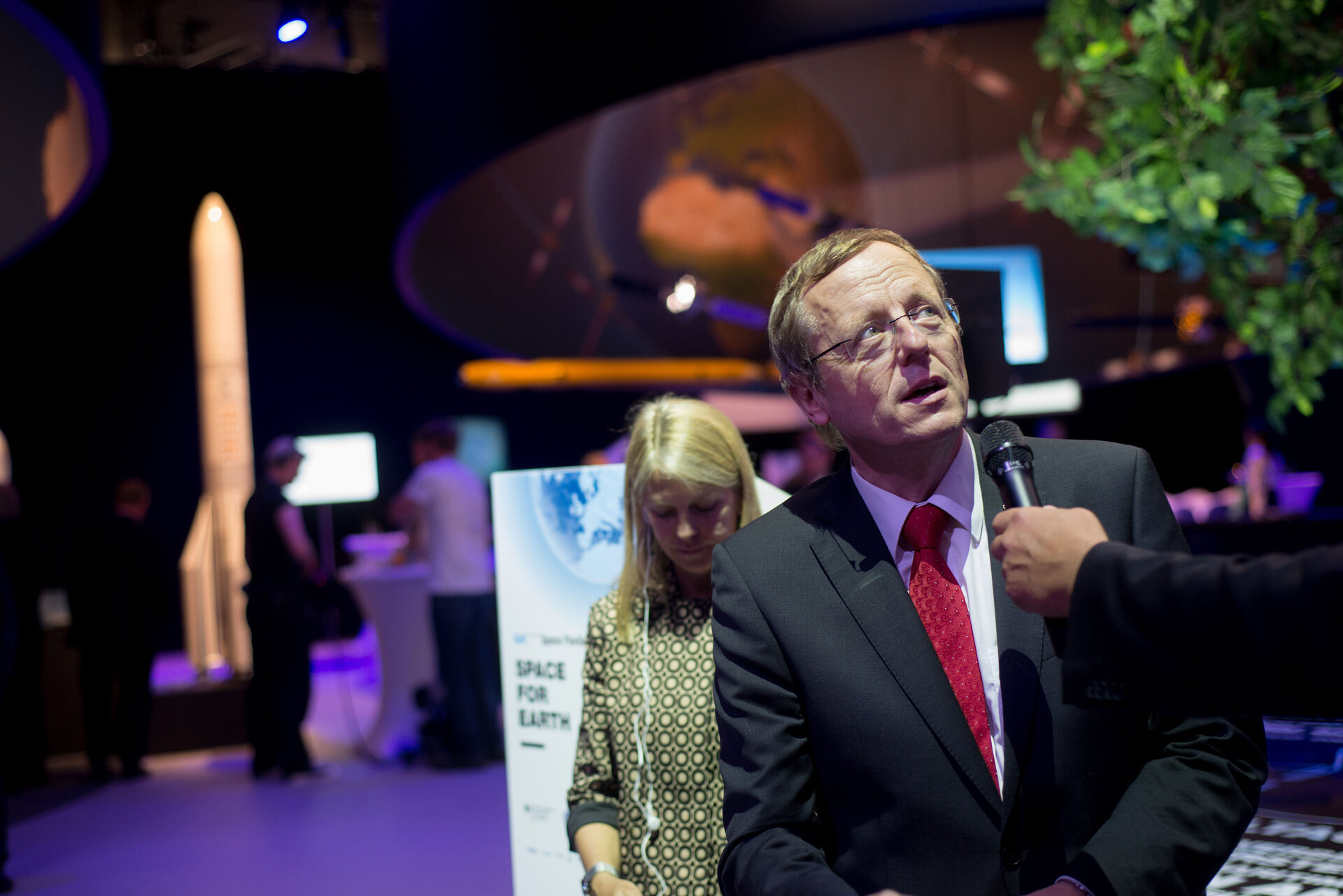 Jan Wörner at the ‘Space for Earth’ pavilion at ILA