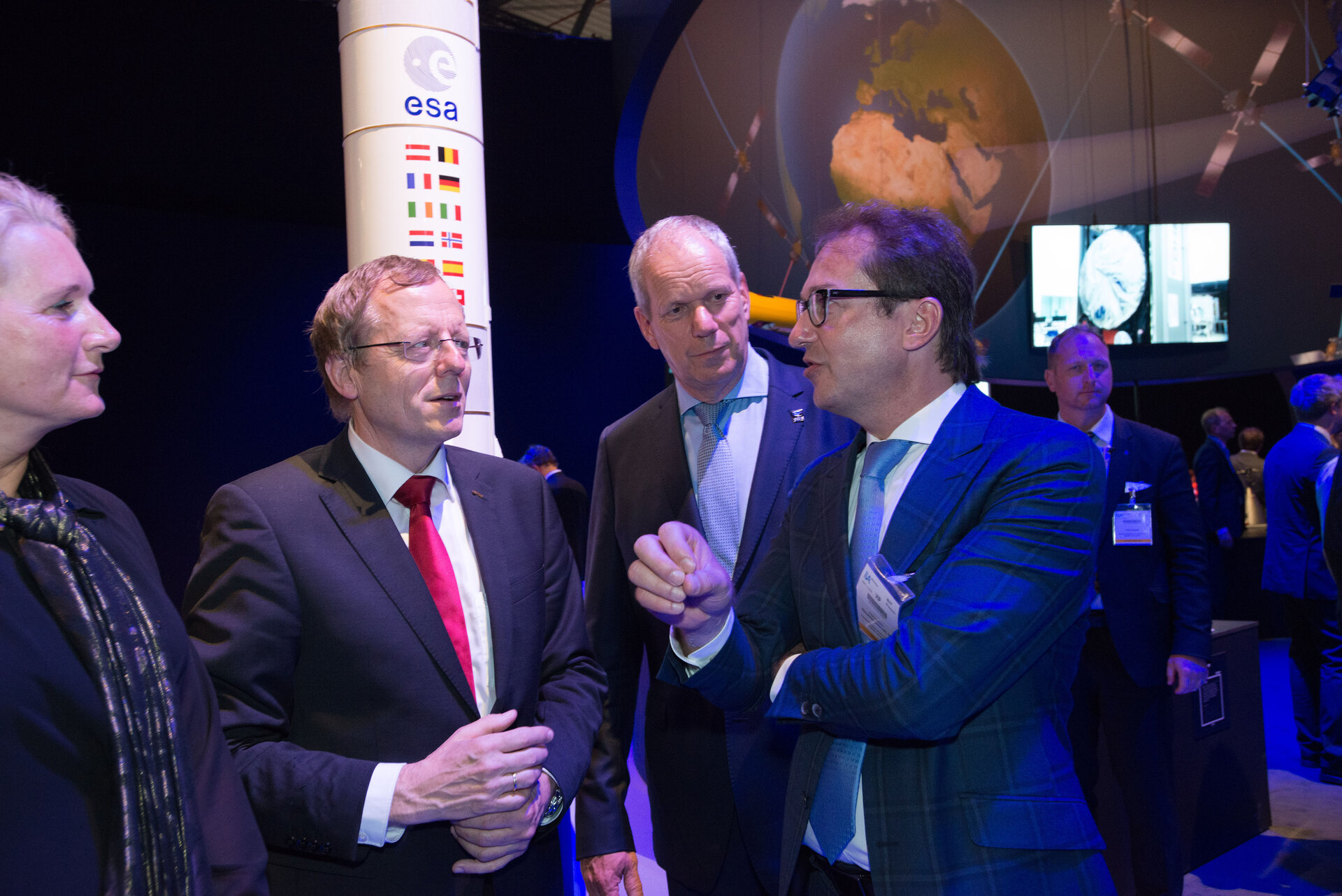 Minister Alexander Dobrindt visits the ‘Space for Earth’ pavilion