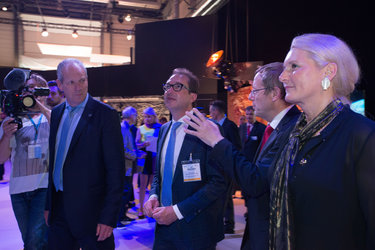 Minister Alexander Dobrindt visits the ‘Space for Earth’ pavilion