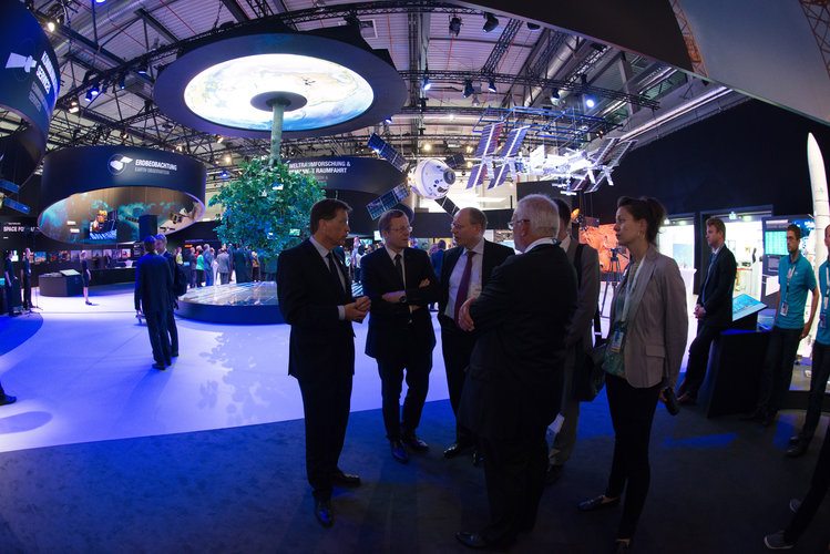 Representatives of the Chancellery visit the ‘Space for Earth’ pavilion at ILA