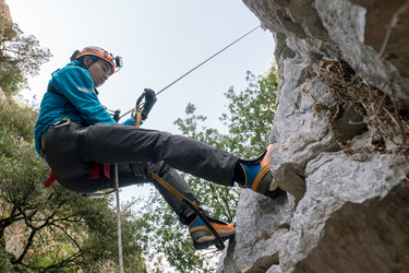 Ye Guangfu abseiling during CAVES 2016