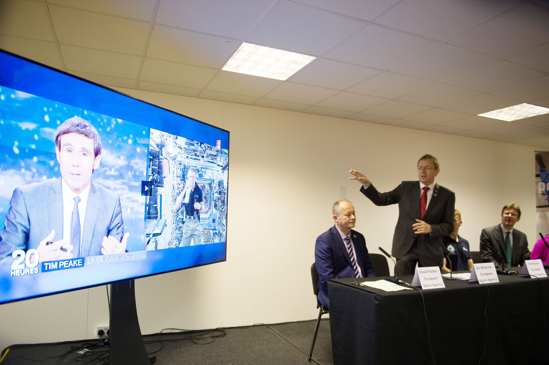 Jan Woerner speaking at Press conference with ESA astronaut Tim Peake