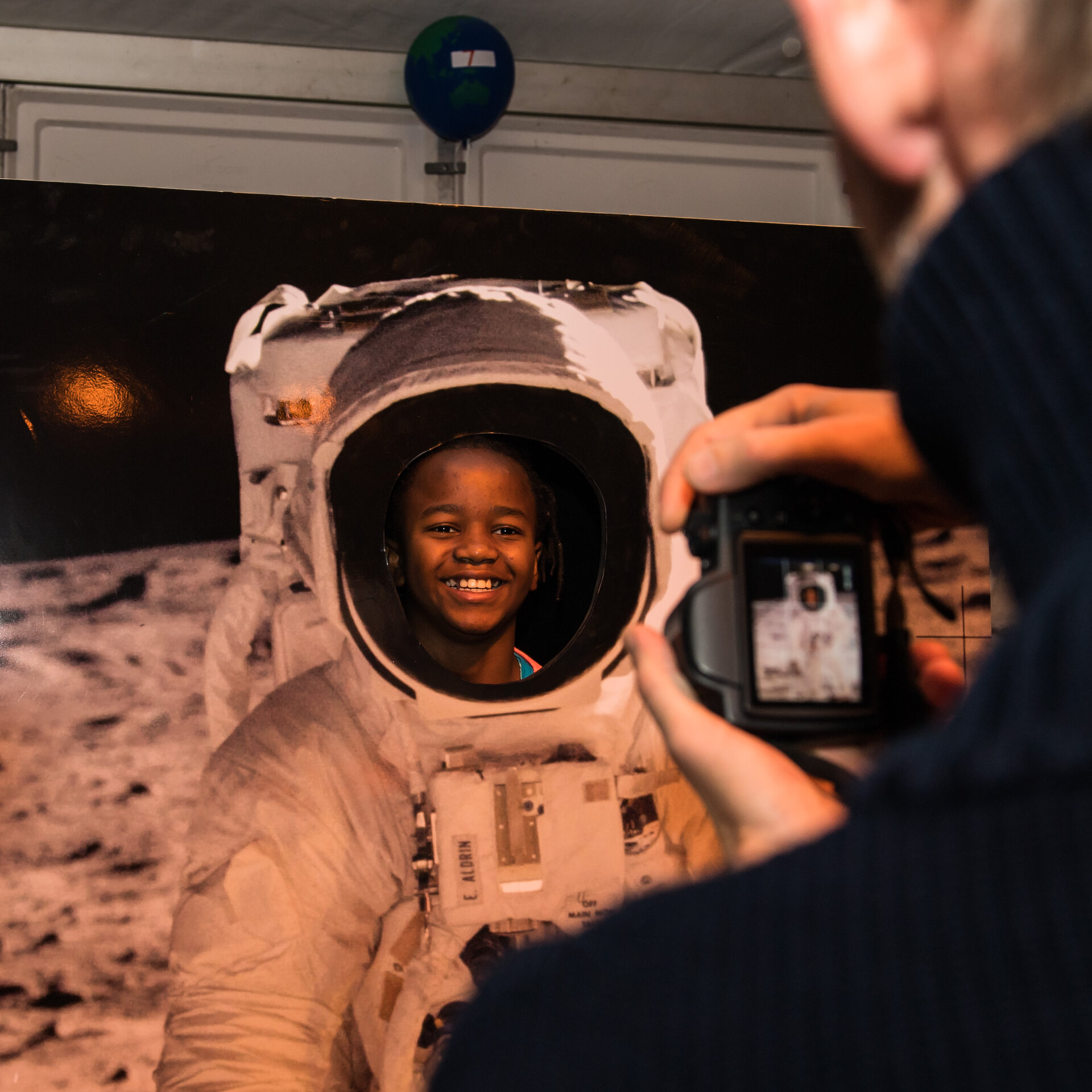 Bezoekers lieten zich op de open dag fotograferen als astronaut