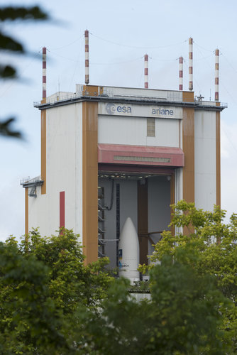 Ariane 5 in the BAF ready for transfer to the launch pad