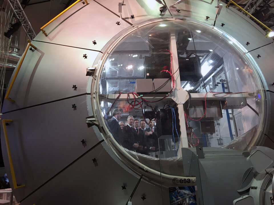 De koning bekijkt een replica van de Europese module Columbus van het internationaal ruimtestation ISS